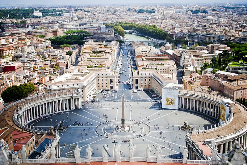 Papież Benedykt XVI zostawia Watykan w słabej kondycji finansowej.