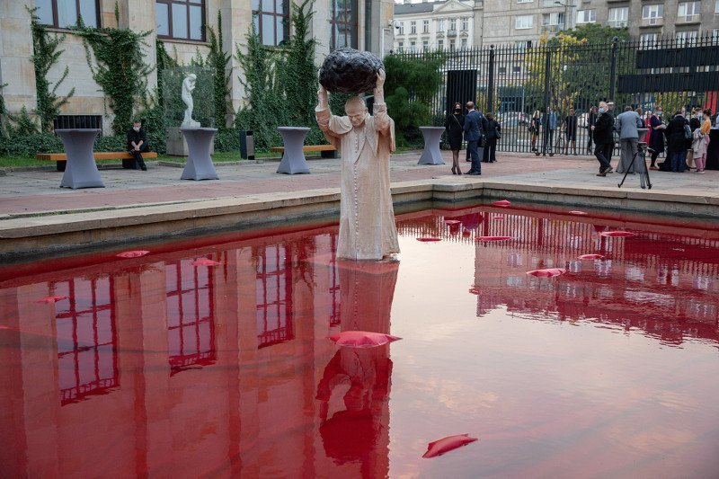 Papieska instalacja w Warszawie wzbudziła duże kontrowersje