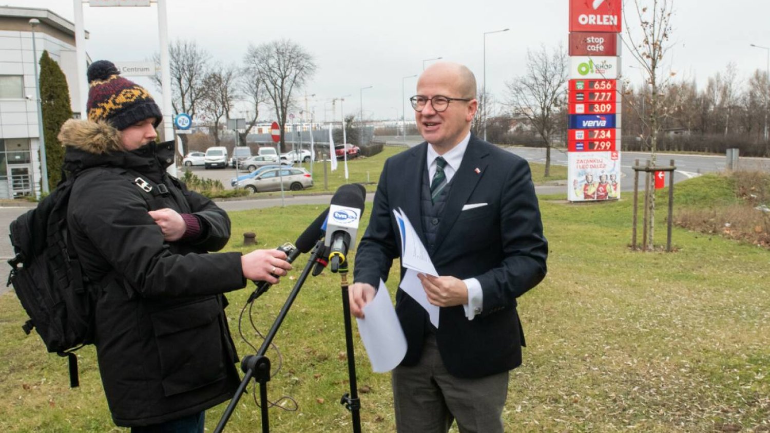 Poseł PiS przekonuje, że ceny paliw nie wzrosły. Wpadka z tablicą z cenami