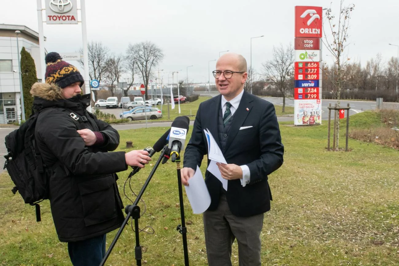 Poseł PiS przekonuje, że ceny paliw nie wzrosły. Wpadka z tablicą z cenami