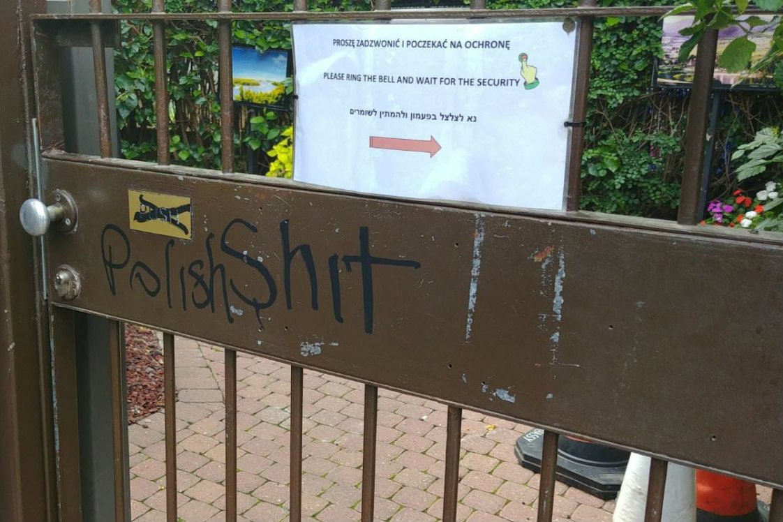 Na ogrodzeniu polskiego konsulatu w Tel Awiwie pojawił się obraźliwe hasła wymierzone w Polaków i swastyki.