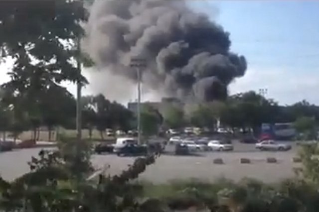 Dym unoszący się nad lotniskiem w Burgas w Bułgarii