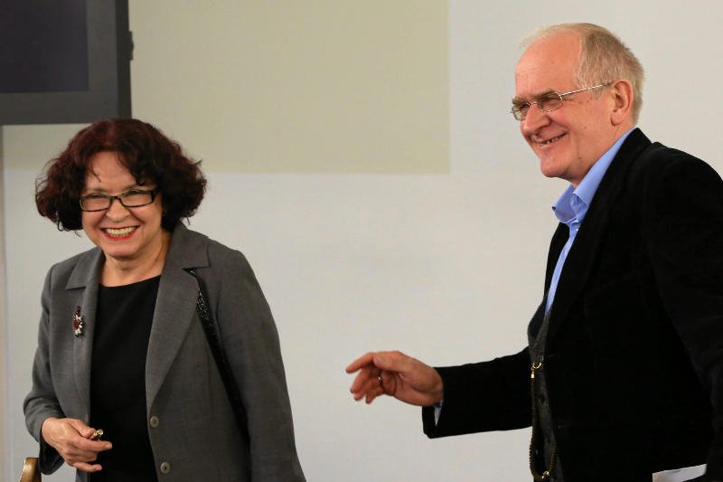 Elzbieta Kruk i Krzysztof Czabanski poslowie PiS podczas posiedzenia sejmowej Komisji Kultury.