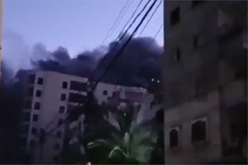 Izraelski nalot zniszczył 13-pietrowy budynek mieszkalny.