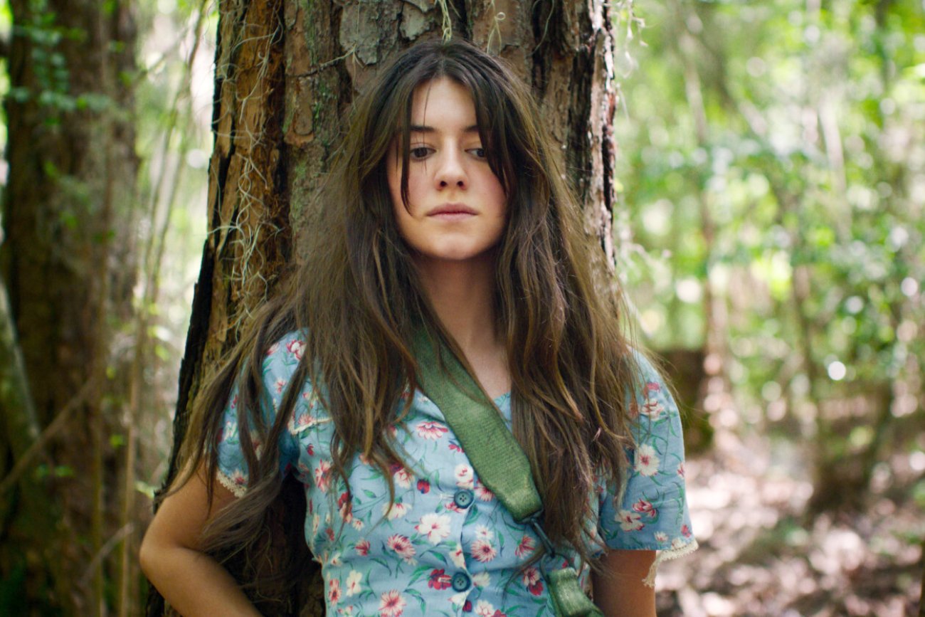 "Gdzie śpiewają raki" z Daisy Edgar-Jones wzbudza kontrowersje. Wszystko z powodu przeszłości autorki bestsellera - Delii Owens.