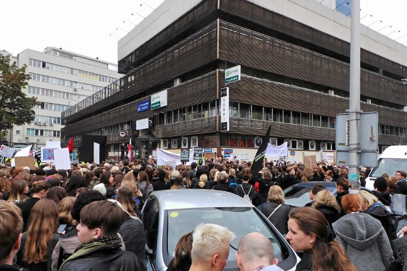 Na elewacji siedziby PiS ma być jutro o 22. wyświetlony film "Knives out".