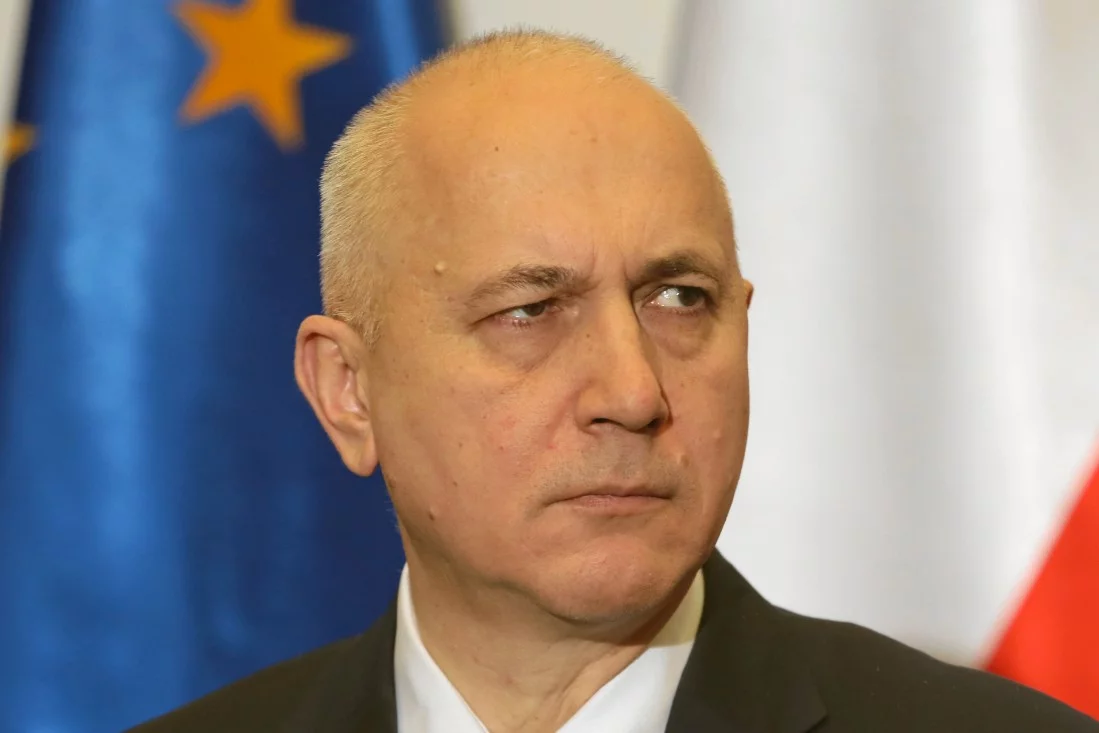 PO-paprańcy i ich PO-mocnicy. Tak odniósł się do opozycji wobec PiS Joachim Brudziński komentując decyzję Zjednoczonej Prawicy ws. wyborów. Słowa Joachima Brudzińskiego skierowane do opozycji zdają się potwierdzać obawy PiS przed przegraną w wyborach prezydenckich.