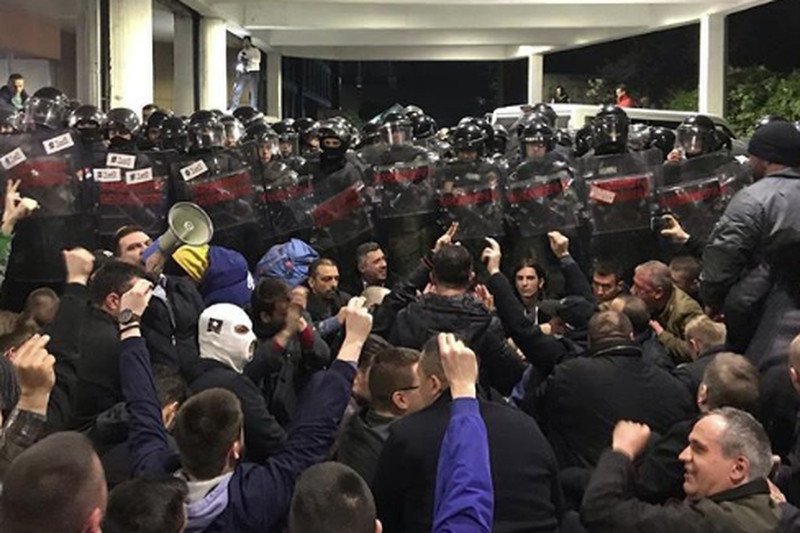 Protesty w Serbii przybierają na sile. Demonstranci starli się z policją w siedzibie państwowej telewizji.