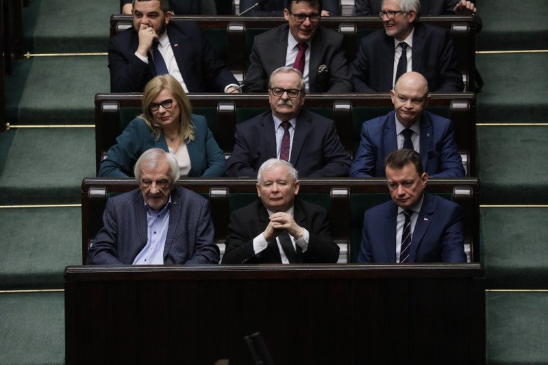 Zgodnie z najnowszym sondażem Estymatora, PiS traci samodzielną większość.