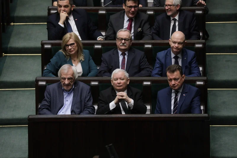 Zgodnie z najnowszym sondażem Estymatora, PiS traci samodzielną większość.
