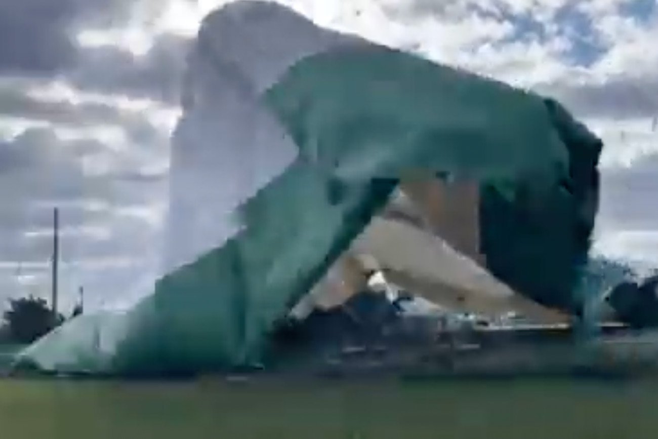 Niszczycielskie wiatry nie oszczędziły również sportowych obiektów. W powietrzu znalazły się m.in. balony piłkarskie.