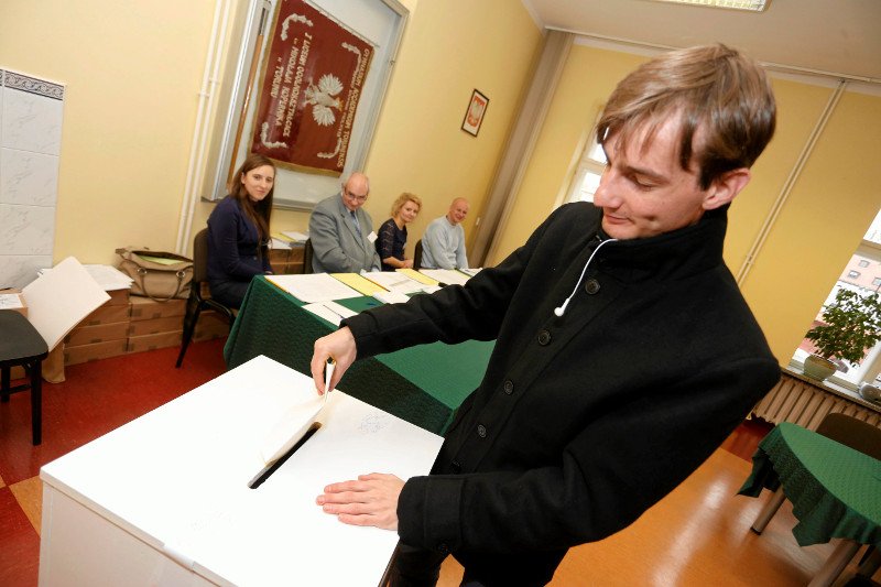 Nowy sondaż dot. wyborów samorządowych pokazuje, jak dużą przewagę mają kandydaci z PiS.