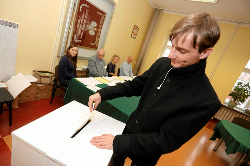 Nowy sondaż dot. wyborów samorządowych pokazuje, jak dużą przewagę mają kandydaci z PiS.