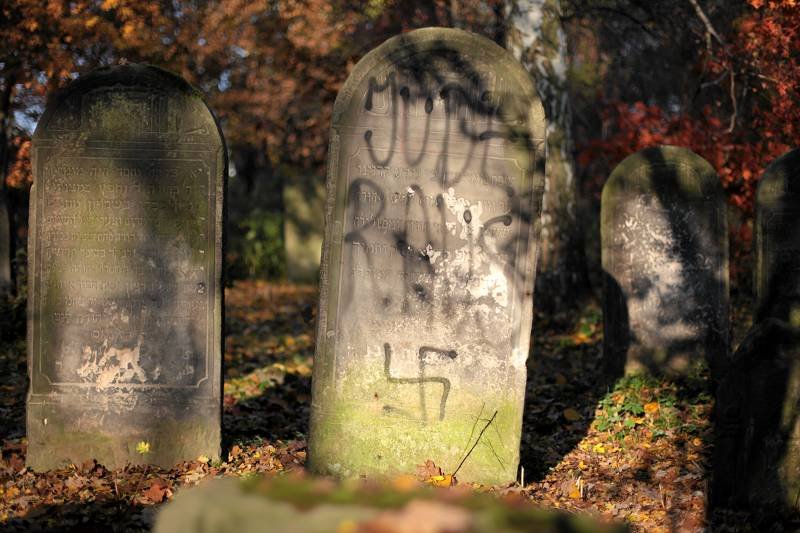 Rasistowski napis na cmentarzu żydowskim