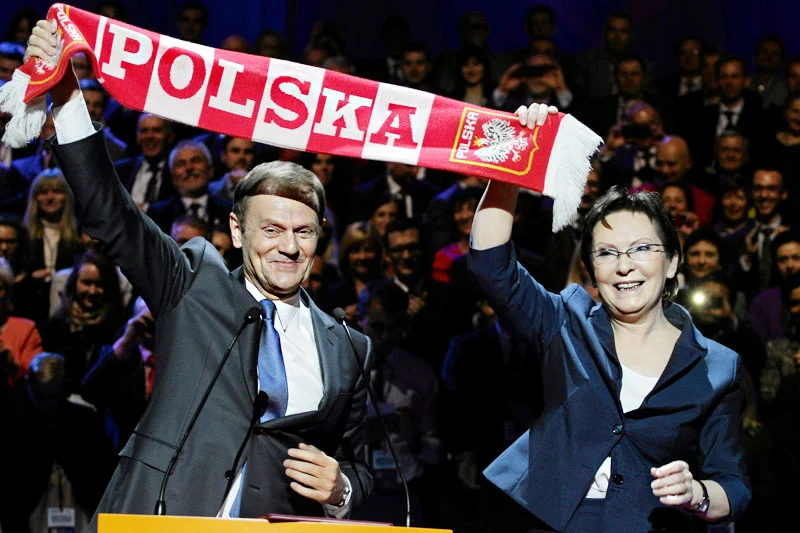 Najnowsze sondaże wskazują, że jesienią premier Ewa Kopacz znowu będzie miała okazję wznieść w górę "zwycięski szalik" odziedziczony po Donaldzie Tusku.