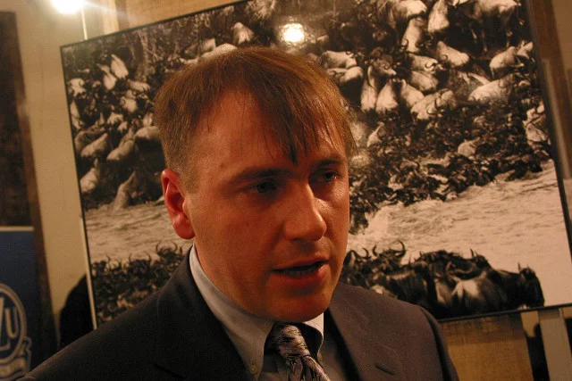 Tomasz Gudzowaty zajmuje się fotografią i nie jest zainteresowany biznesem ojca. Majątkiem i finansami zajmuje się wynajęty menedżer