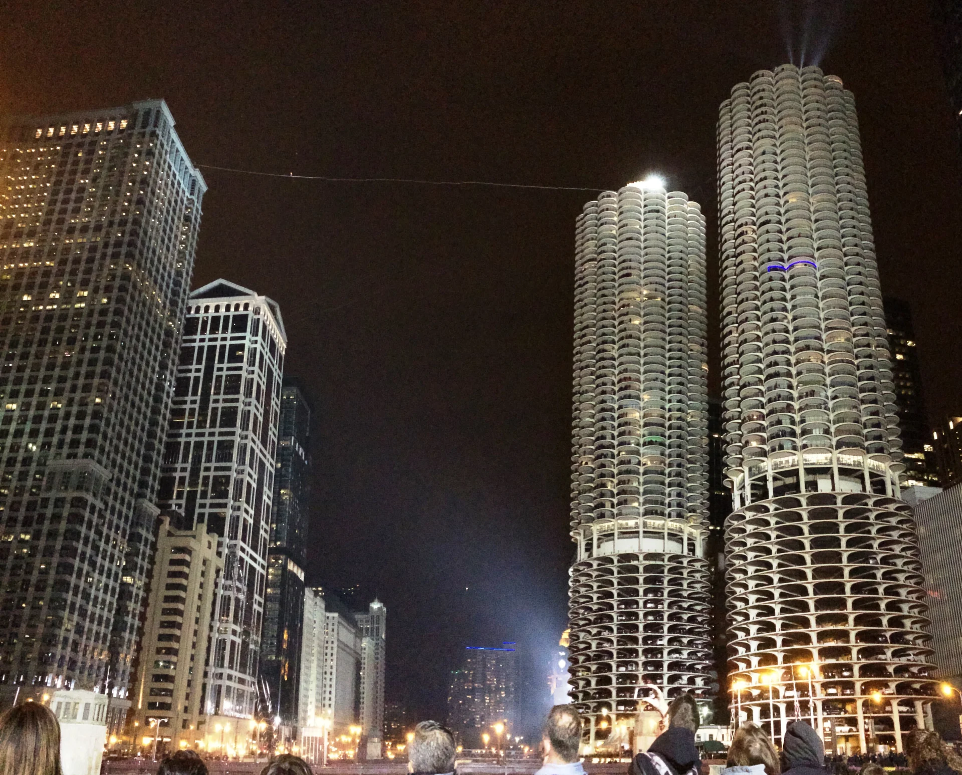 Wallenda podczas spaceru między wieżowcami w Chicago.