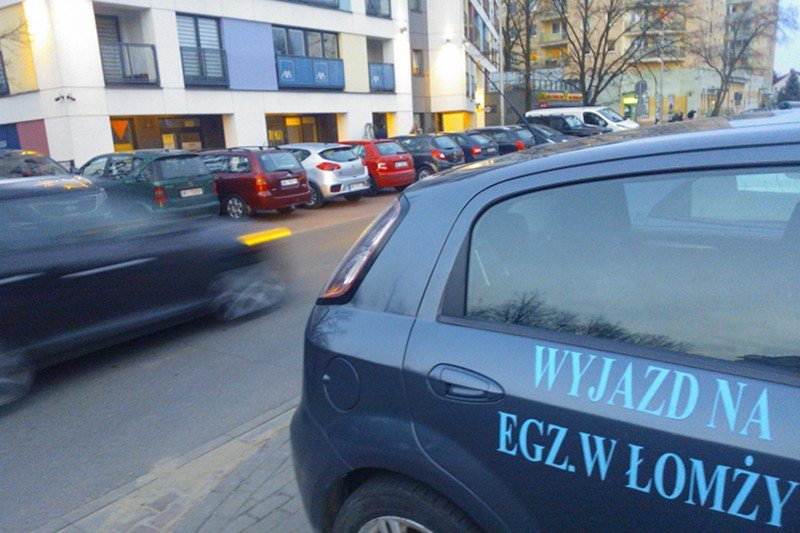 Tego typu reklamy kuszą warszawskich kursantów. W WORD-ach trwa cicha rywalizacja o klientów.