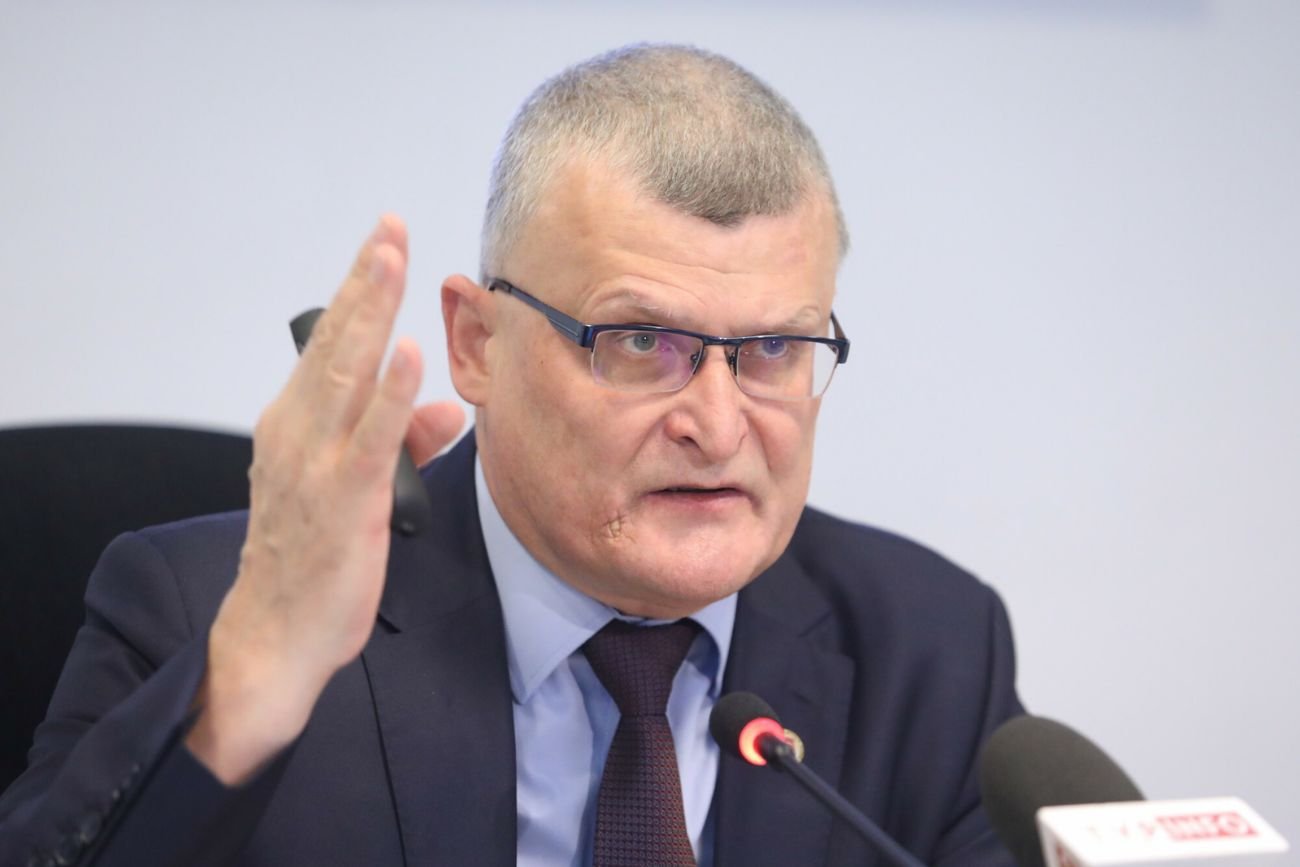 Dr Paweł Grzesiowski.