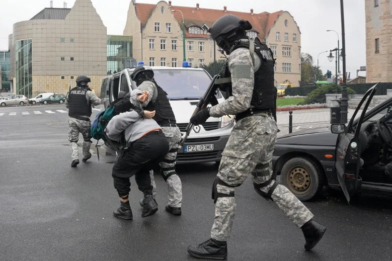 Polska Policja chwali się na Twitterze sukcesem i szydzi z zagranicznych kolegów po fachu. Lepiej, żeby nie dostali odpowiedzi, w której ktoś przypomni wpadki polskich funkcjonariuszy.