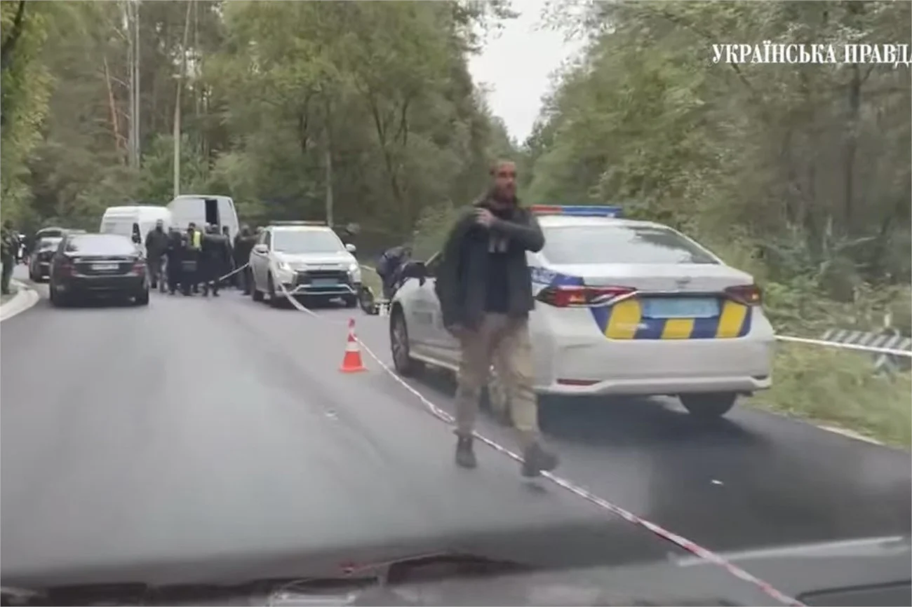 Pod Kijowem ostrzelano samochód z asystentem Wołodymyra Zełenskiego.