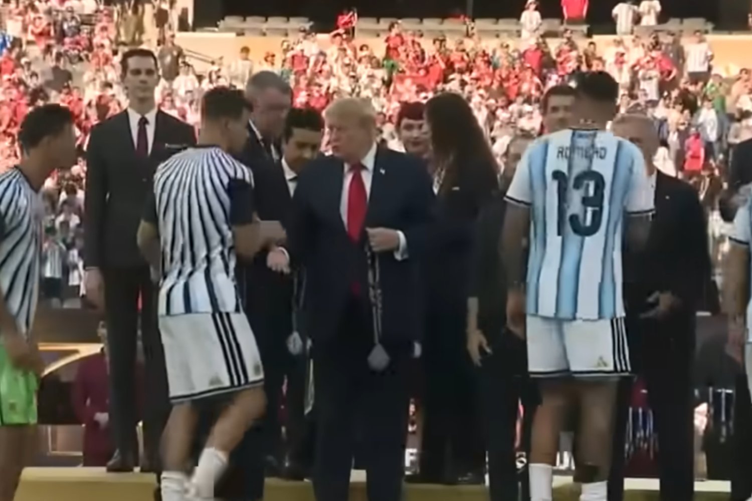 Finał MŚ 2026. Argentyńczyk Cristian Romero zignorował Donalda Trumpa Ceremonia wręczenia medali dla Argentyny na mundialu 2026