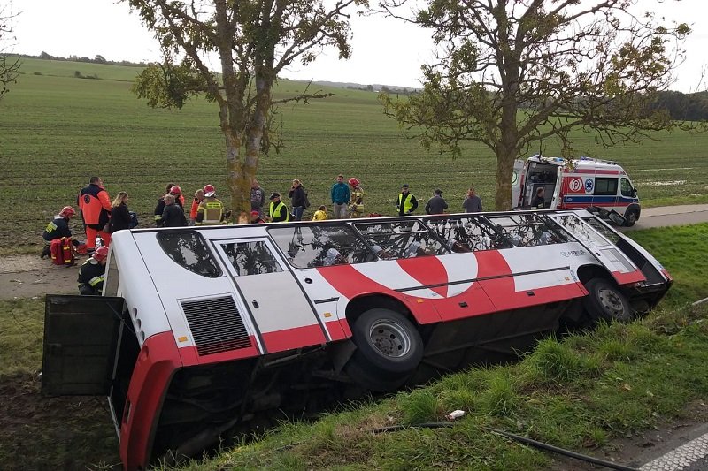 Wypadek autobusu z dziećmi koło Kętrzyna.
