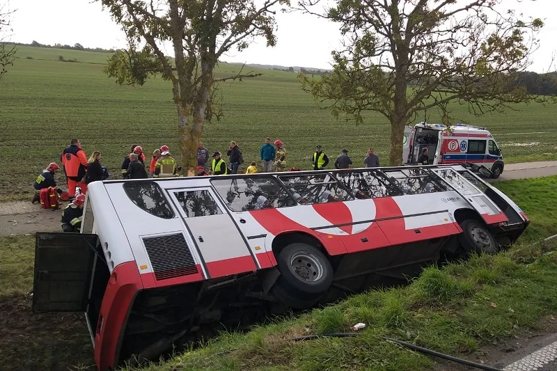 Wypadek autobusu z dziećmi koło Kętrzyna.