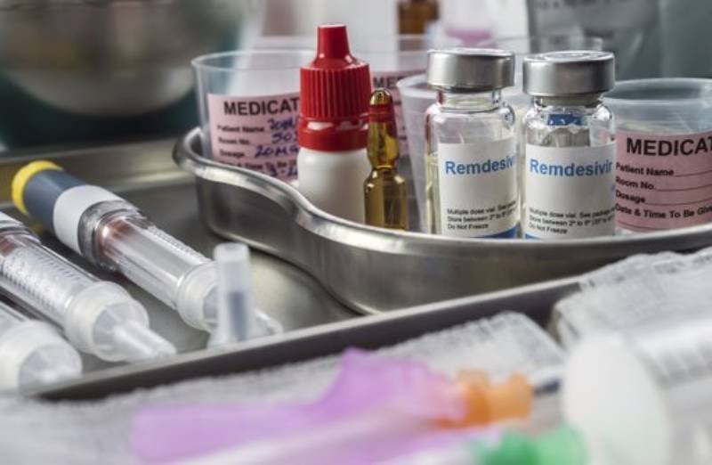 Koronawirus: w szpitalach zaczyna brakować remdesiviru dla chorych na COVID-19.