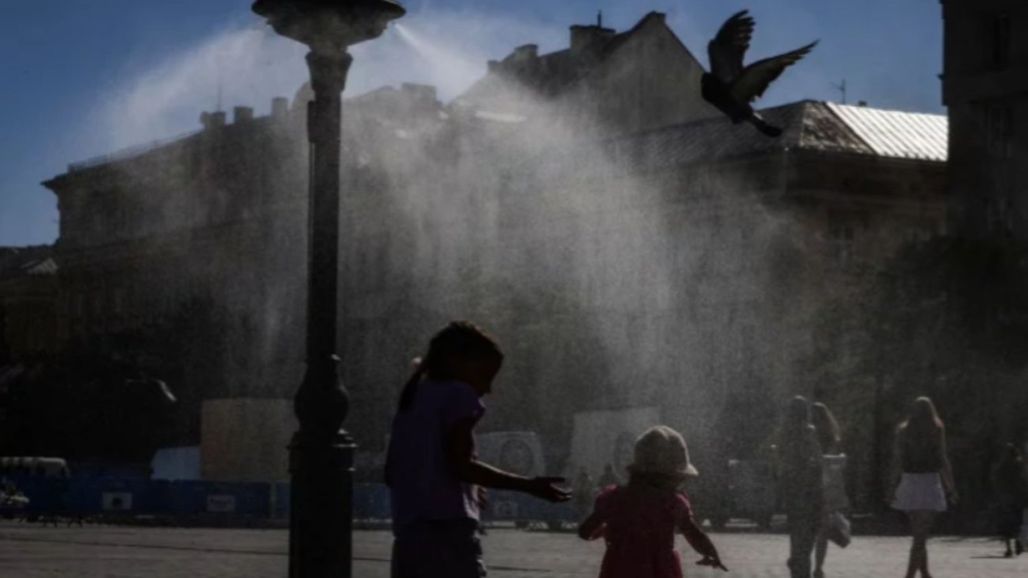Piekielny skwar nie da nam żyć, ale najgorsze przed nami. W długi weekend czeka nas zmiana pogody. Pogoda w Polsce: upały do 34°C i burze. W długi weekend nadchodzi zmiana.