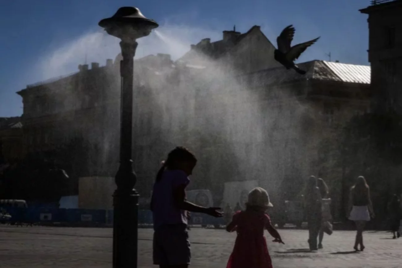 Piekielny skwar nie da nam żyć, ale najgorsze przed nami. W długi weekend czeka nas zmiana pogody. Pogoda w Polsce: upały do 34°C i burze. W długi weekend nadchodzi zmiana.