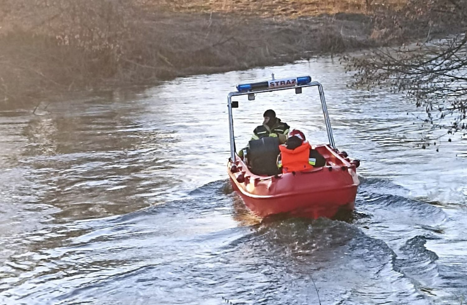 W korycie rzeki Wieprz znaleziono ciało kobiety. Prawdopodobnie to zwłoki 36-latki, która ratowała własne dziecko.