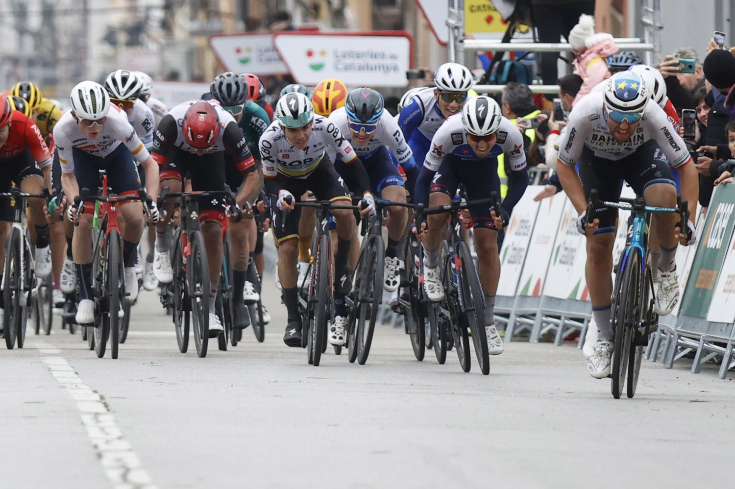 Sonny Colbrelli (z prawej) doznał ataku serca na mecie pierwszego etapu wyścigu Dookoła Katalonii