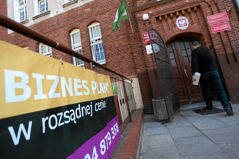 Wstrzymano dofinansowanie zakładania małych firm. Pieniądze idą na antyaborcyjny Program Za Życiem.