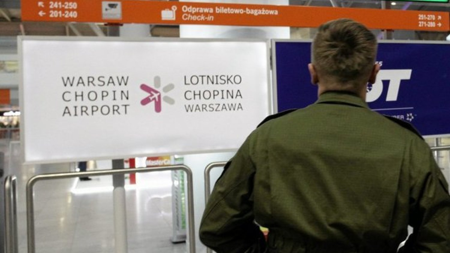 Codziennie słyszymy o rasistowskich incydentach w Polsce. Okazuje się, że na największym, międzynarodowych lotnisku w Polsce także można się z tym spotkać.