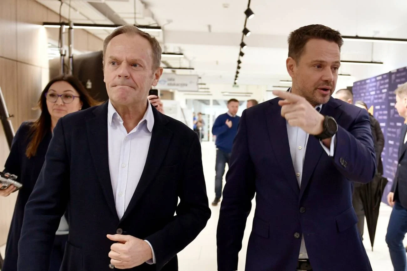 Donald Tusk oburzony jajkami. Młodzieżówka ziobrystów miała dla niego bilet