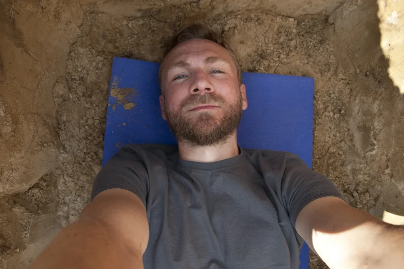 Selfie z grobu w trakcie przygotowań do "pogrzebu wojownika".