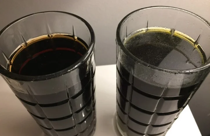Po prawej widoczny lekko zielony kolor i mętność płynu (wynikającą prawdopodobnie z dodatku tabletek kofeinowych i cynamonu). Mogłam użyć sączka