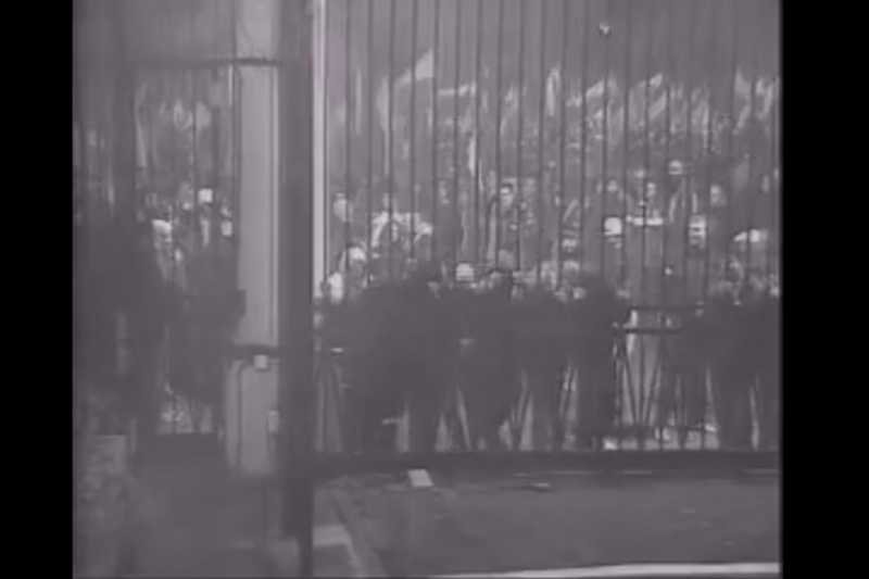 Nagranie z monitoringu rosyjskiej ambasady pokazuje atak na jej bramę podczas Marszu Niepodległości.