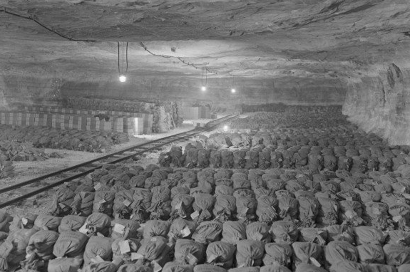 Złoto oraz inne kosztowności, które władze nazistowskich Niemiec ukryły w kopalni soli w Merkers. Zdjęcie wykonane w kwietniu 1945 roku przez Amerykanów.