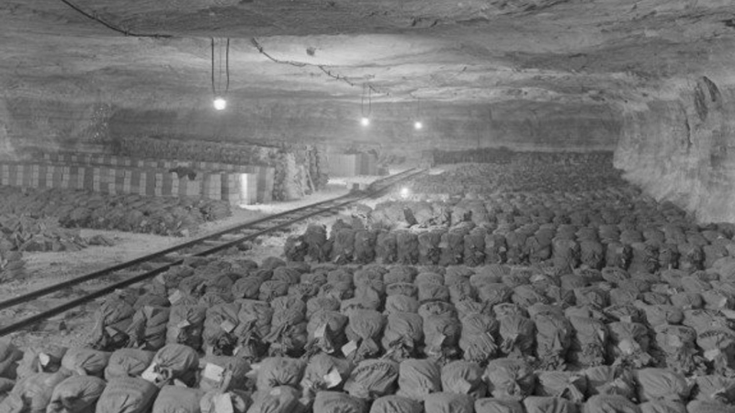 Złoto oraz inne kosztowności, które władze nazistowskich Niemiec ukryły w kopalni soli w Merkers. Zdjęcie wykonane w kwietniu 1945 roku przez Amerykanów.