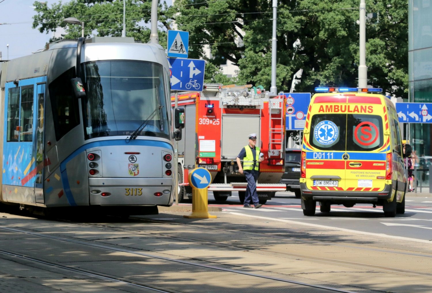 Wypadek we Wrocławiu. Auto wjechało w przystanek tramwajowy. Jedna osoba nie żyje.