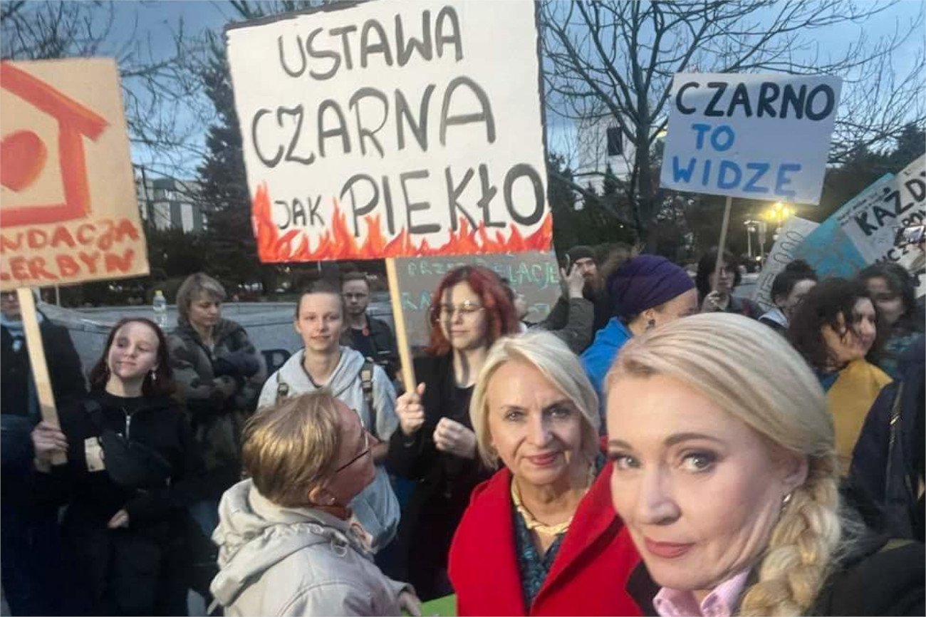 Protest przed Sejmem Protest przed Sejmem rozpoczął się około godz. 17