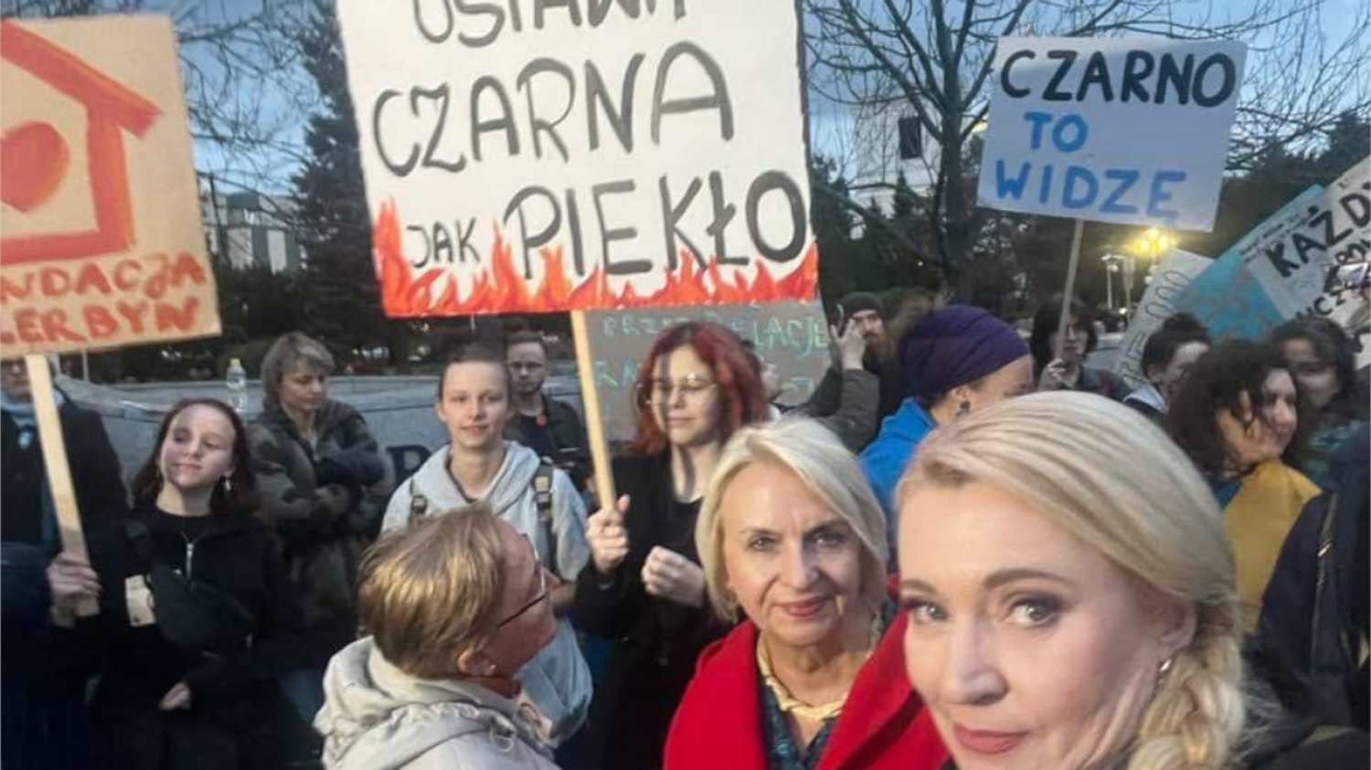 Protest przed Sejmem Protest przed Sejmem rozpoczął się około godz. 17