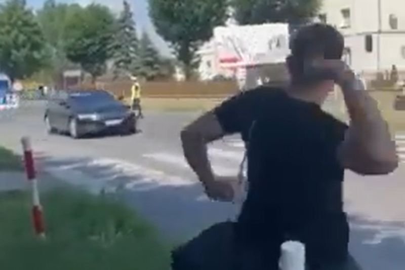 Rzucał jajkami w kolumnę Jarosława Kaczyńskiego. Mężczyzna został ukarany mandatem