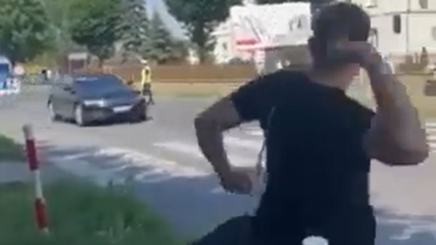 Rzucał jajkami w kolumnę Jarosława Kaczyńskiego. Mężczyzna został ukarany mandatem