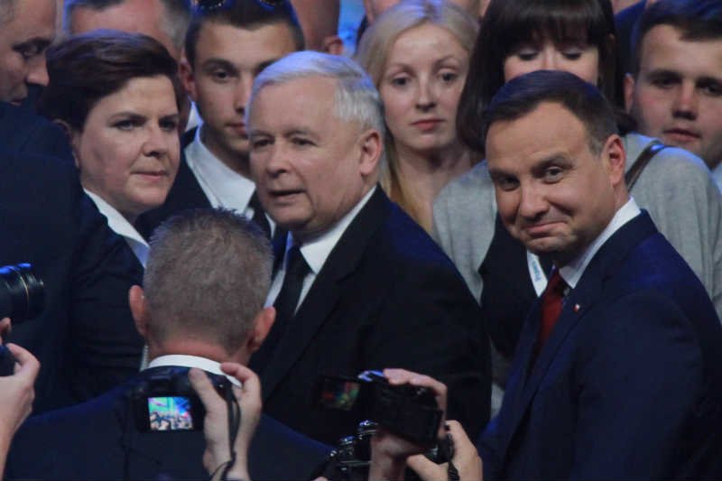 Andrzej Duda, choć wkrótce będzie prezydentem, nadal stoi u boku Jarosława Kaczyńskiego.