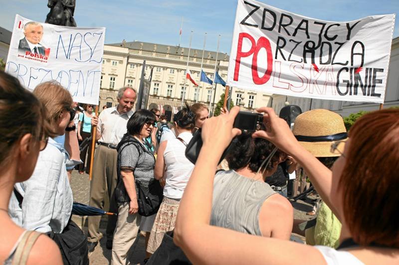Manifestacja zwolenników PiS przed Pałacem Prezydenckim w czerwcu 2010 roku