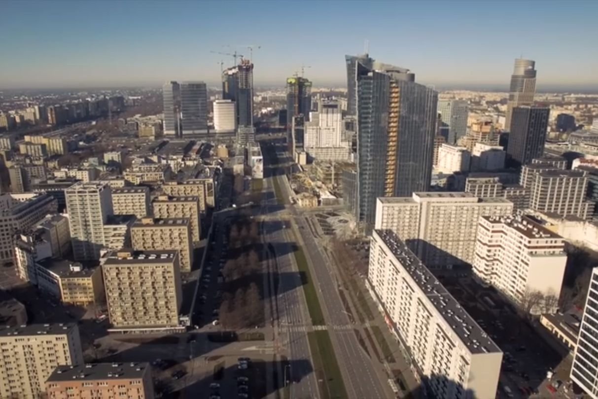 Warszawa na filmie w czasie epidemii koronawirusa wygląda jak miasto-widmo
