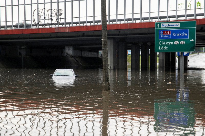 W Katowicach z powodu ogromnych opadów deszczy wiele ulic jest nieprzejezdnych.